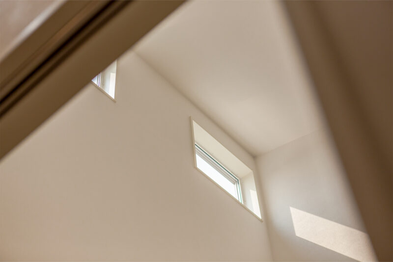心地よい光を届けるトップライトは廊下と洗面室の上に設置。