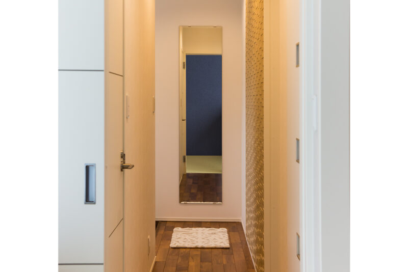 玄関からリビングや和室につながる廊下はベージュのエコカラットで上品な雰囲気に。
