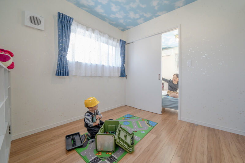 子ども部屋は最初から引き戸で仕切る設計に。使い方次第で繋げることもでき、自由度も高い。<br />
