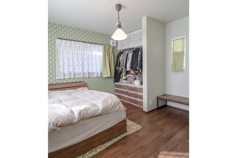 寝室のクローゼットは、扉のスペースを無くして部屋を広く使えるよう、あえて扉を付けない設計に。<br />
