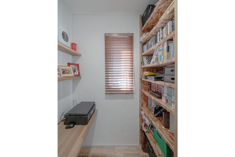 書斎スペース。 天井までたっぷり本を収納できるのも造作ならでは。<br />
