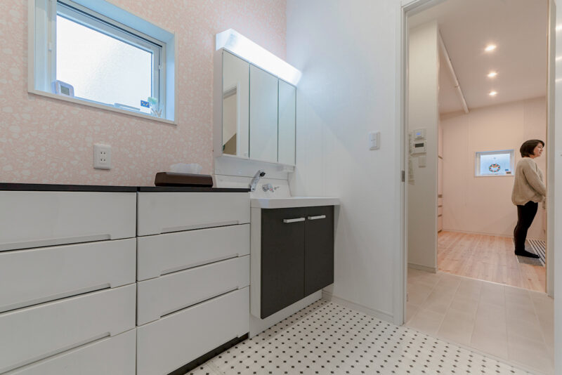 浴室、洗面、キッチンと一直線のストレスフリーの家事動線。