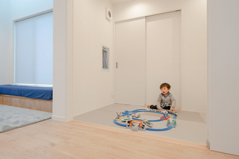 リビングの一角にある和室は寝室や子どもの遊び場に。