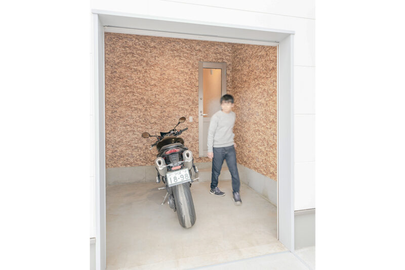 室内からも、家の外からもアクセスできるバイクガレージ。