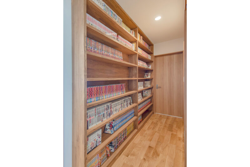 広めの廊下に造作の本棚を設計。直接陽が当たらないようにした事で大切な本も傷まない。