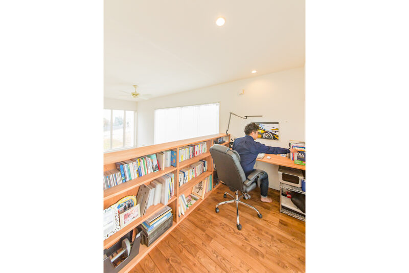 スペースを生かしてシンプルなつくりに仕上げたリビングを見下ろせる書斎。家族を近くに感じながらの趣味の時間。