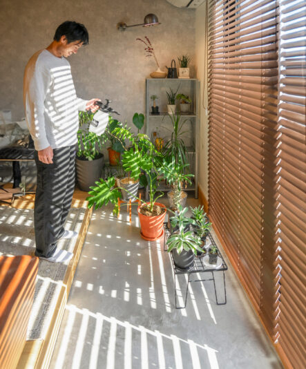 植物の水やりが楽にできるように、窓際は土間仕上げに。日当たりも良いので植物たちもうれしそう。