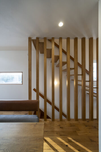 「特に気に入っているのは小屋裏収納。折り畳みハシゴだと面倒で絶対使わなくなるので固定式にして欲しいとオーダーしたら、素敵なスケルトン階段を提案してくれて。我が家のシンボルになっています」と奥さま。