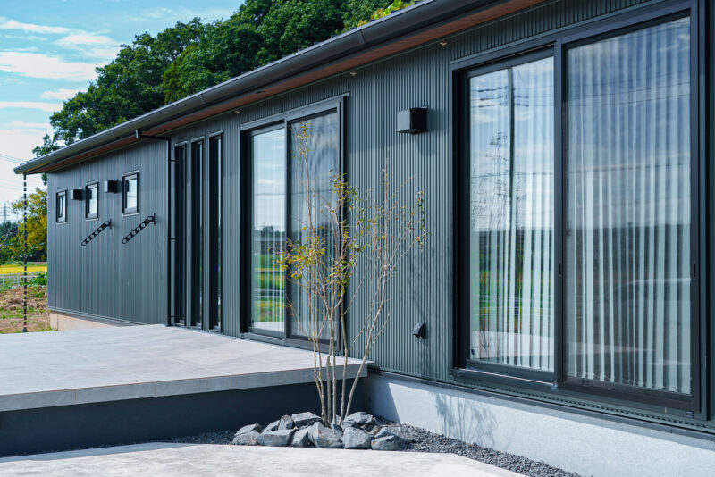 高い断熱・気密性を持ちながらもLDK には大きな窓を設け、開放的な空間にした平屋。