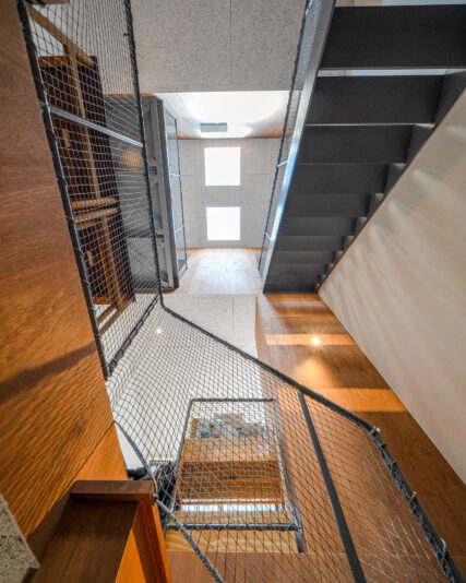 建物の中心に天窓をとり、大きな吹き抜けで3階分を貫くことで、外壁側からではなく上から採光を確保。これこそまさに「住吉の長屋」の発想。