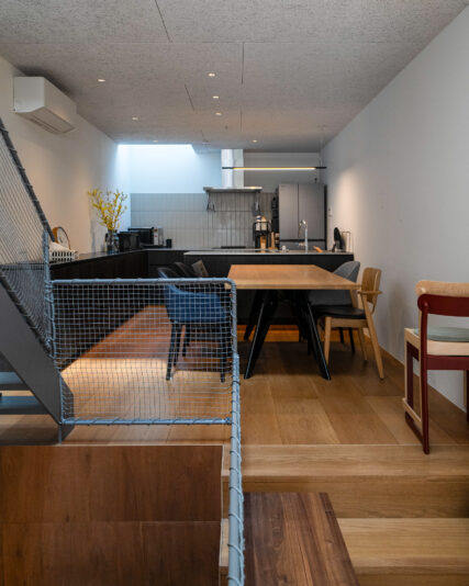 キッチンはF-FURNITURE でオーダーしたもの。長い間、湖や沼、川の底などで眠り続け、炭化が進んだオーク材である「ボグオーク」を贅沢に使った仕上げ。深い漆黒が空間のアクセントになっている。