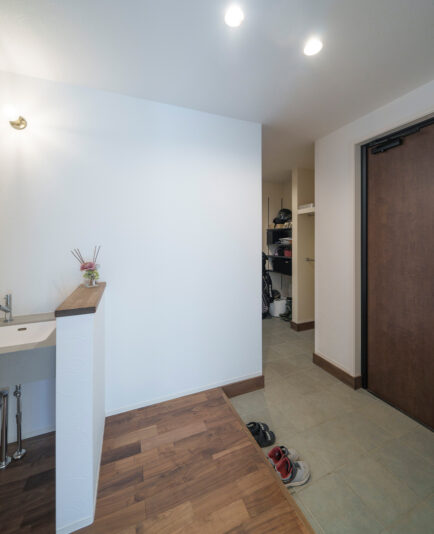 手洗いを設けた玄関。玄関手洗いは昨今のスタンダードになりつつある。