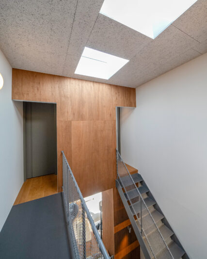 「普通のフラットな表情よりも、素材感があったほうが心地良い空間になるんですよね」とご主人。天井には木毛セメント板をセレクトし、白く塗装。一般的には体育館など大きな建物に使うのだというこの素材、見ていて飽きない不思議な魅力がある。