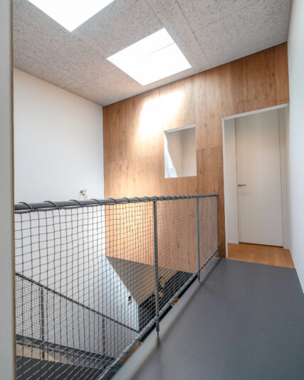 「普通のフラットな表情よりも、素材感があったほうが心地良い空間になるんですよね」とご主人。天井には木毛セメント板をセレクトし、白く塗装。一般的には体育館など大きな建物に使うのだというこの素材、見ていて飽きない不思議な魅力がある。