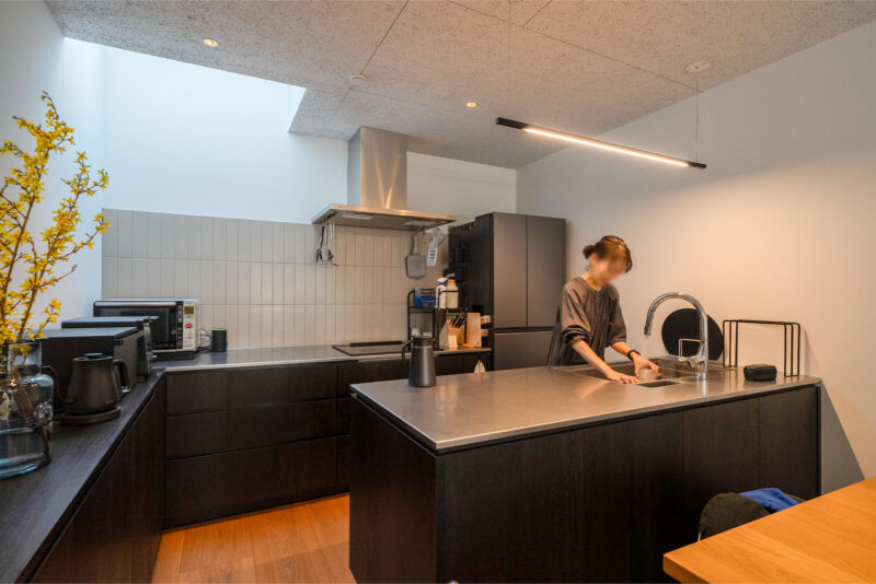 キッチンはF-FURNITURE でオーダーしたもの。長い間、湖や沼、川の底などで眠り続け、炭化が進んだオーク材である「ボグオーク」を贅沢に使った仕上げ。深い漆黒が空間のアクセントになっている。