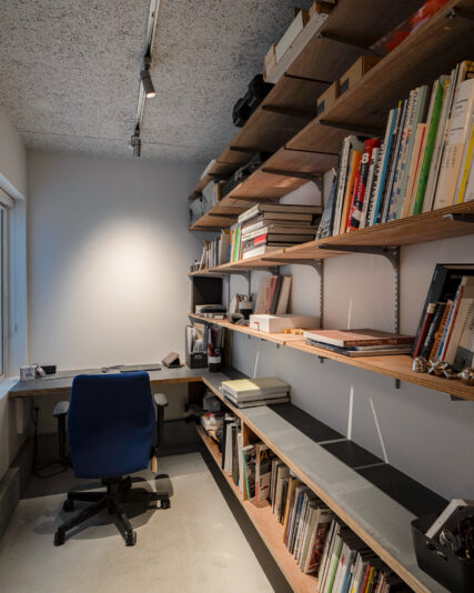 ご主人の事務所スペース。建築に関する書籍を中心にずらりと本が並ぶ。仕事に没頭できる空間だそう。
