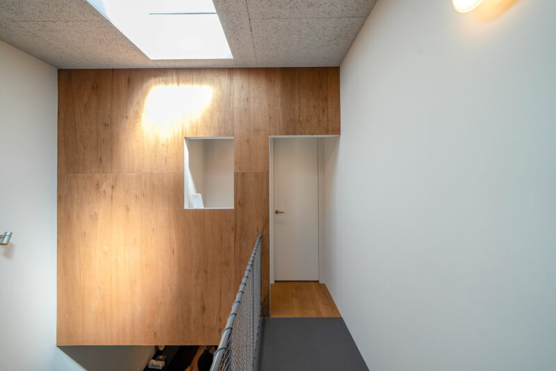 「普通のフラットな表情よりも、素材感があったほうが心地良い空間になるんですよね」とご主人。天井には木毛セメント板をセレクトし、白く塗装。一般的には体育館など大きな建物に使うのだというこの素材、見ていて飽きない不思議な魅力がある。