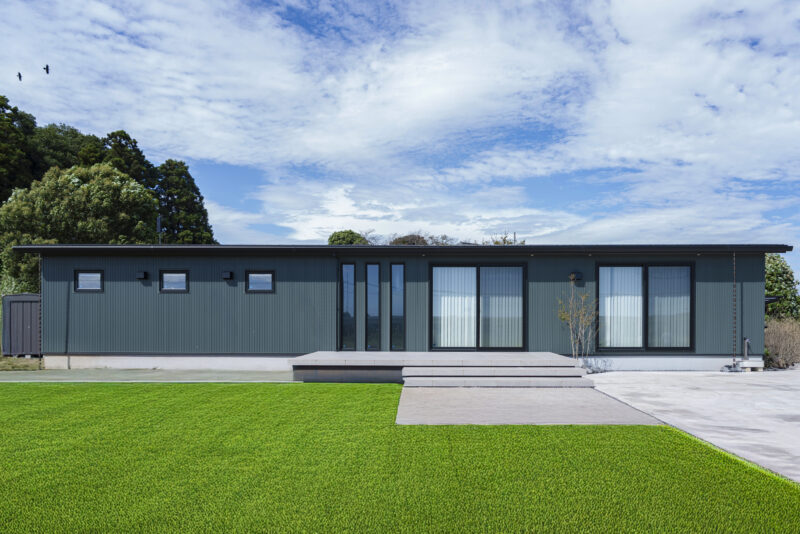 高い断熱・気密性を持ちながらもLDK には大きな窓を設け、開放的な空間にした平屋。