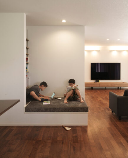 LDK の隅に配置した居心地の良いヌック。