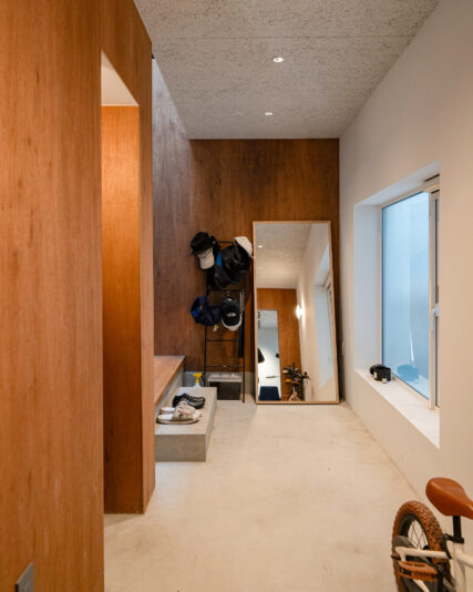 玄関土間部分。写真手前側にご主人の事務所スペースがある。