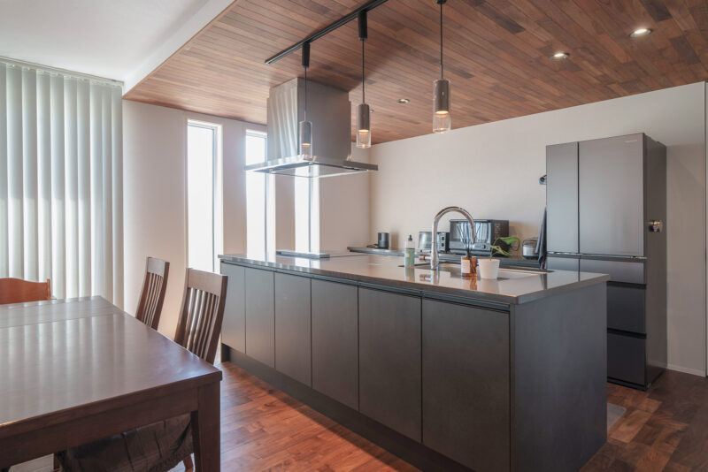 ブラウン、ブラック、そしいてホワイトの３色で室内を統一。ルールを決めることで、家具選びもしやすくなる。