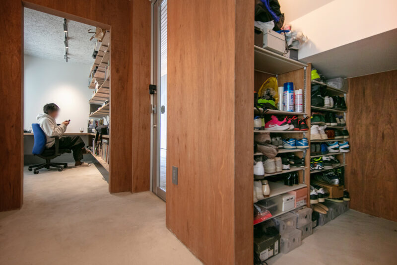 玄関土間部分。写真手前側にご主人の事務所スペースがある。