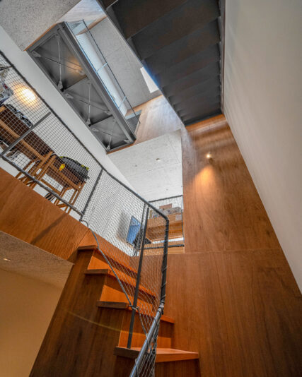 建物の中心に天窓をとり、大きな吹き抜けで3階分を貫くことで、外壁側からではなく上から採光を確保。これこそまさに「住吉の長屋」の発想。