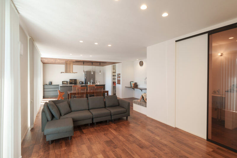 玄関とLDK をつなぐ引戸はシースルータイプを採用。リゾートホテルのような雰囲気に。