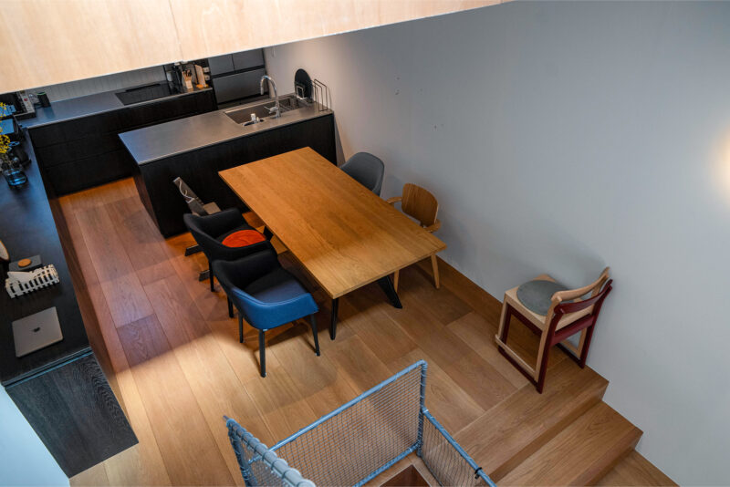 床材として使用している幅広のオークは特注品。「普通には販売されていないので、知人に頼んでオーダーメードしてもらいました」とご主人。開放感の秘密はここにもある。