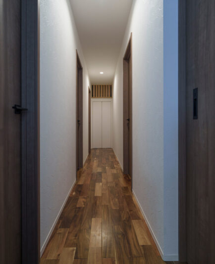 寝室などの個室につながる廊下。奥に見える格子の奥にはエアコンが隠れている。