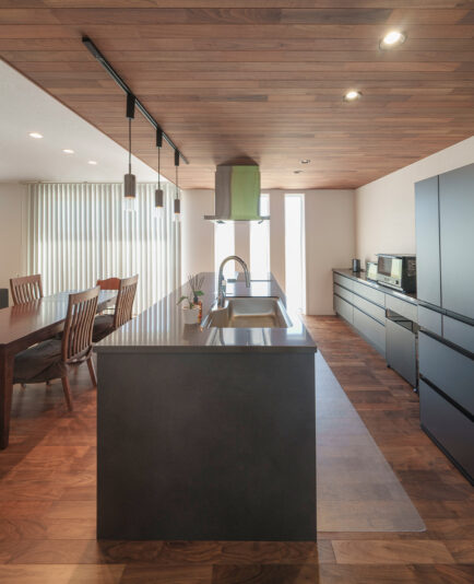 ブラウン、ブラック、そしいてホワイトの３色で室内を統一。ルールを決めることで、家具選びもしやすくなる。