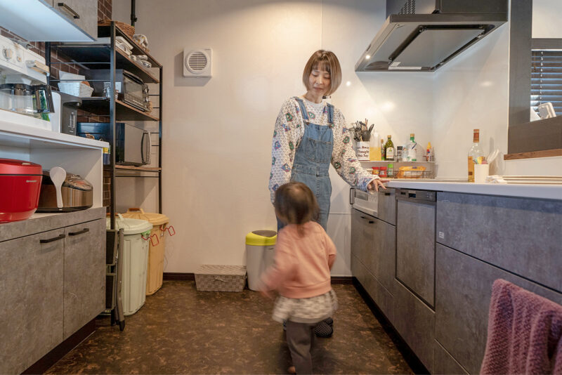 「幼い子どもがキッチンに入ってきても危なくないように」 と、 キッチンは通常よりもかなり広めに設計。