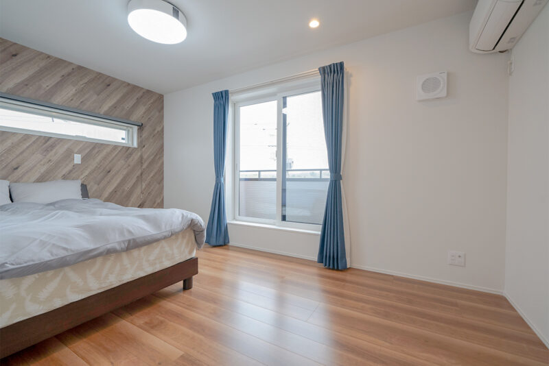 寝室のクロスは板を斜めに張ったようなデザインをセレクト。 ご主人のセンスが光る。<br />
