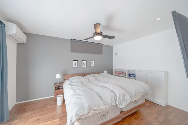 寝室天井のファンを回すことで、家全体の空気を循環させ、 エアコン一台でも温度を均一に保つことができるそう。<br />

