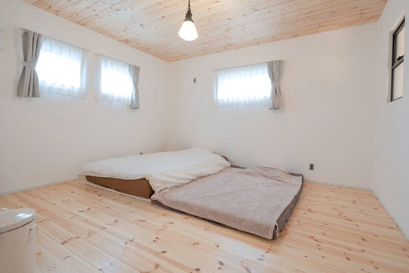 湿気が高くなりがちな寝室も、 無垢材 & 漆喰なので快適。 右手に見えるのは室内窓。<br />
