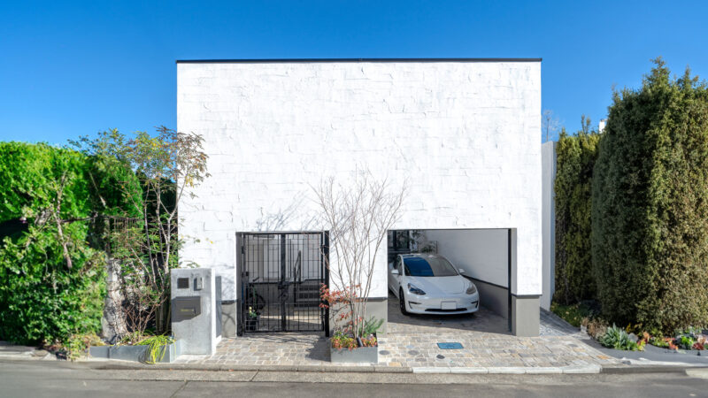 「家はくつろぐ場所なので、外の目線を気にしたくなくて。外観は窓のない白い箱のように見えますが、中に入ればアウトリビングの効果で広がりを感じられる設計にしてもらいました」とご主人。性能面では、太陽光発電で生み出したエネルギーを、いかに損失させずに活用するか<br />
にこだわりました。断熱・気密性能を高め、高効率熱交換換気システムを搭載することで、1年を通してエコな暮らしが送れます。例えば冬は、昼の間に設定温度を20℃にしておけば、夜はエアコンを切っても快適に過ごせるそう。決して無理することなく、地球にもお財布にも優しい、持続可能なライフスタイルを実現できる家が誕生しました。