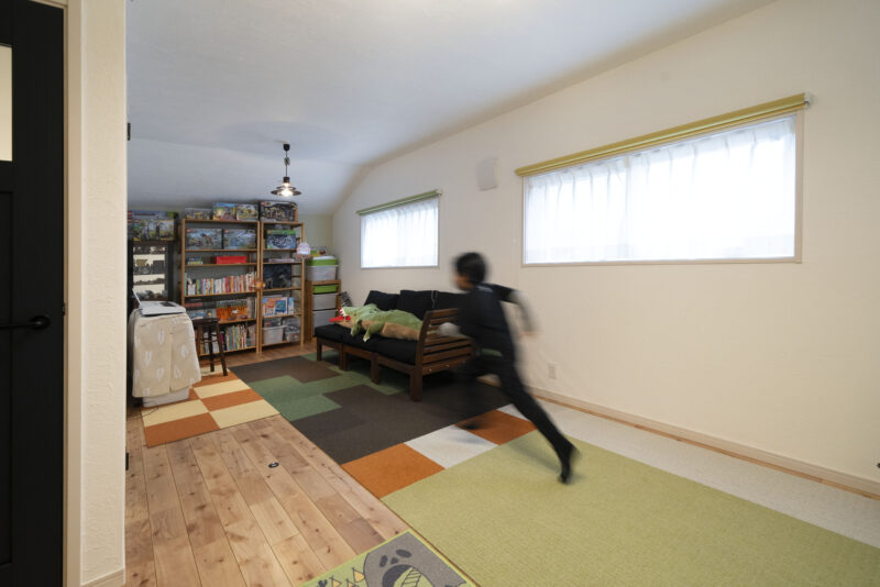 L字になった子供部屋で走り回って遊べる広さ。
