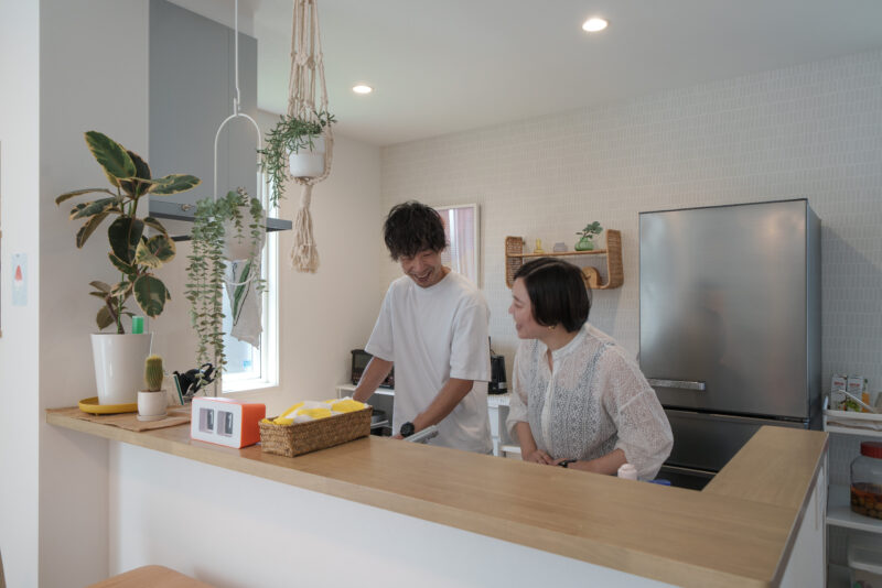 キッチンのカウンターは通常よりも幅広に設計。「ダイニングに料理を並べる前に、いったん置いておけるように」という工夫
