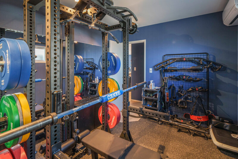 消防士であるご主人のジムスペース。「職業柄…というだけでなく、筋トレが趣味なんですが、近くにジムが無いんですよ。妻のお母さんから、やりたいことは全部やった方が良い！と背中を押してもらって」とご主人。本格的な設備なので、床を補強してある。