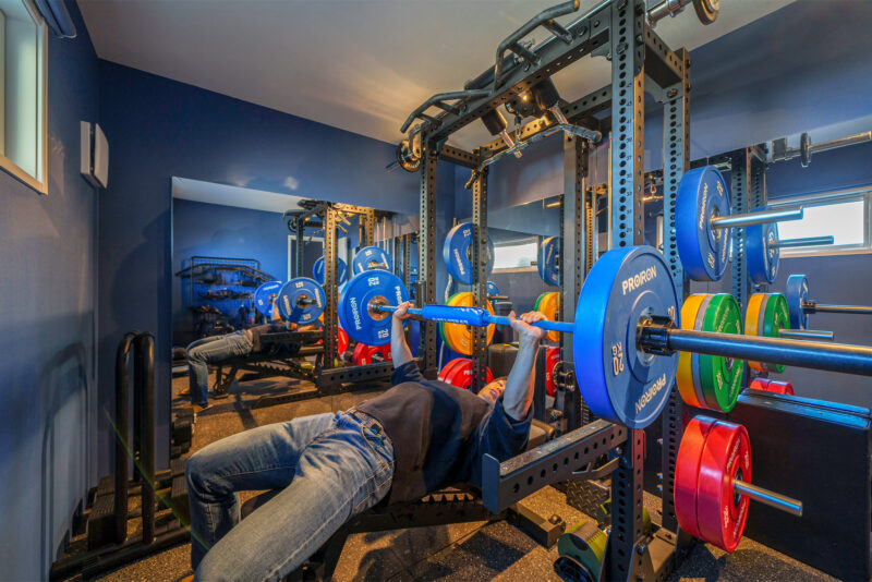 消防士であるご主人のジムスペース。「職業柄…というだけでなく、筋トレが趣味なんですが、近くにジムが無いんですよ。妻のお母さんから、やりたいことは全部やった方が良い！と背中を押してもらって」とご主人。本格的な設備なので、床を補強してある。