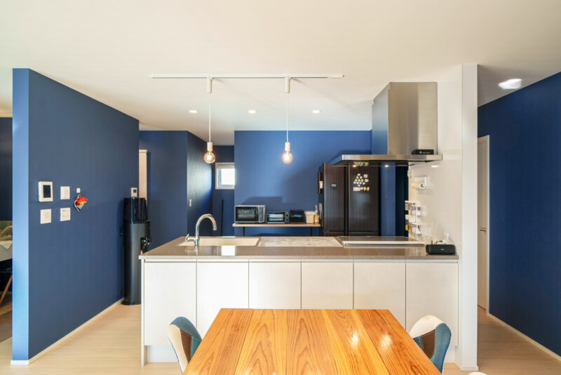 ギリシャの街並みをイメージして、青と白を印象的に配置した室内。