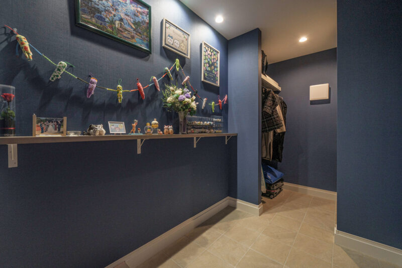 奥さまがお母さまからもらったという「モケケ」を大胆にディスプレイした玄関。一度に多くの来客に対応できるように広く設計した。