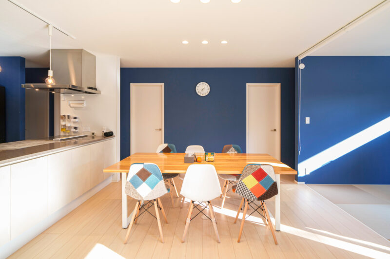 ６人掛けのダイニングテーブルは奥さまがほぼ一人でDIY したそう。手作りとは思えない仕上がり。