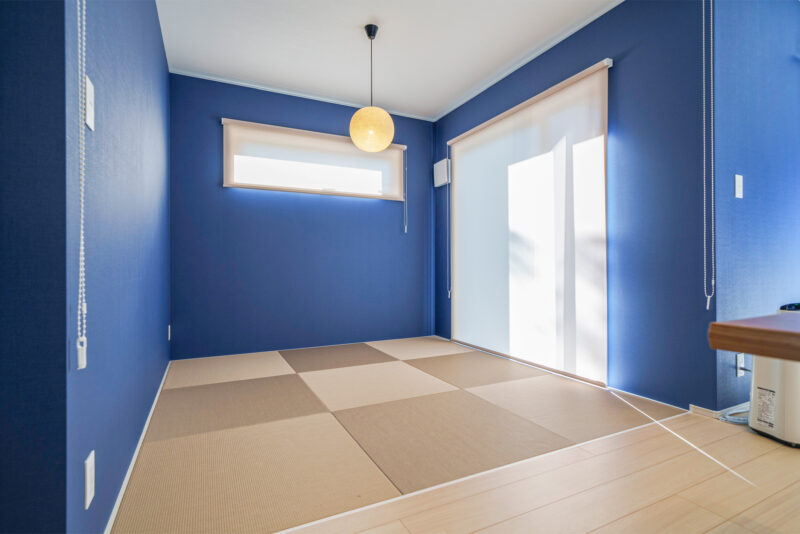 来客用のお泊まりスペースにもなる畳コーナー。ロールスクリーンで仕切って個室にすることもできる。