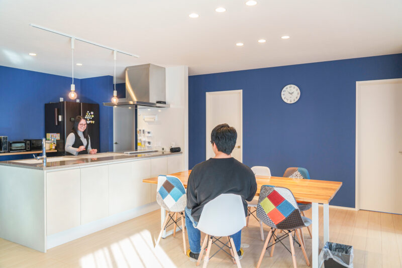 ギリシャの街並みをイメージして、青と白を印象的に配置した室内。６人掛けのダイニングテーブルは奥さまがほぼ一人でDIY したそう。手作りとは思えない仕上がり。