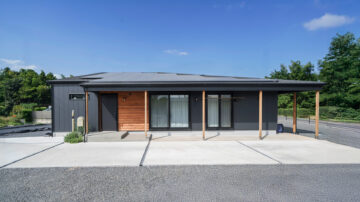 大きな屋根の下に広がるシンプル動線の住まい