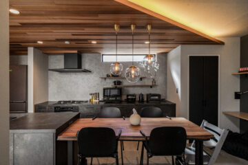 外からは想像できない開放感のあるプライベートを守る家