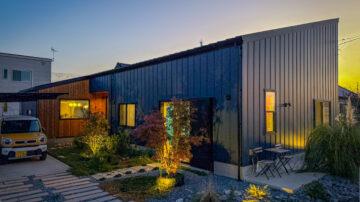 土間オフィスや華やかなクロスが目を引く海外の暮らしを取り入れた平屋