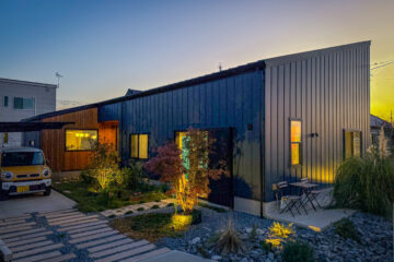 土間オフィスや華やかなクロスが目を引く海外の暮らしを取り入れた平屋