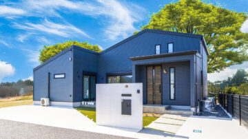 開放感のある高い勾配天井を利用したロフトを設けた平屋